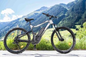 Una e-bike in montagna