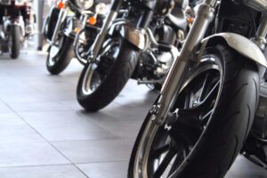 Il dettaglio di diverse moto in un salone