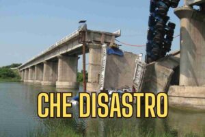 Crolla il ponte in diretta mentre stanno filmando: fatali le forti alluvioni, è un vero disastro