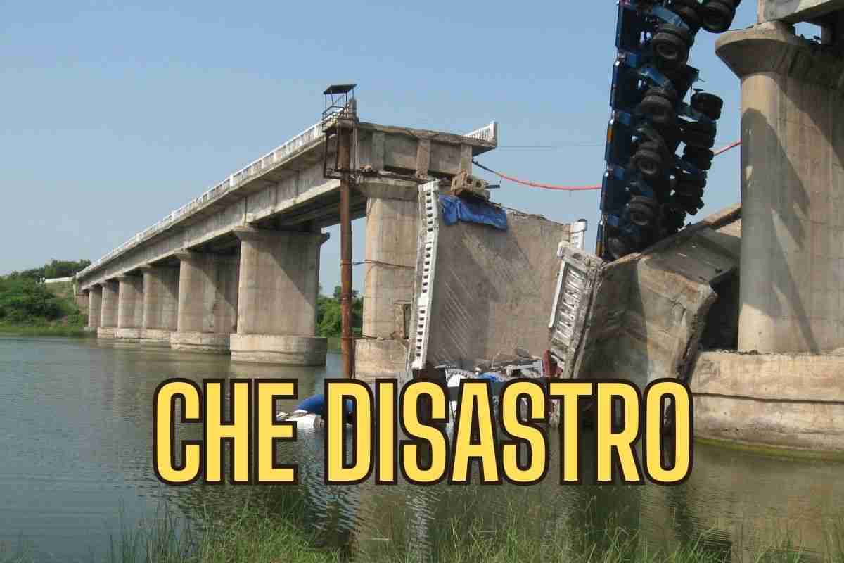 Crolla il ponte in diretta mentre stanno filmando: fatali le forti alluvioni, è un vero disastro