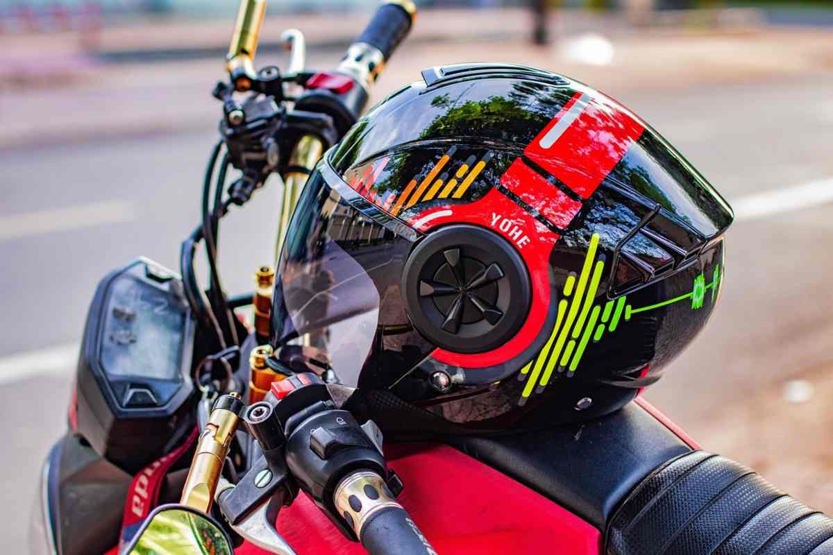 Una moto parcheggiata con un casco sopra