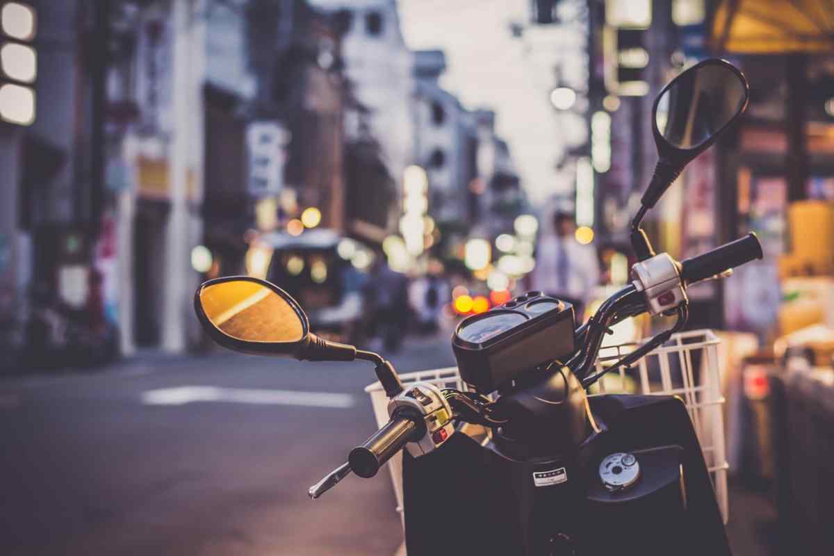 Uno scooter parcheggiato in città
