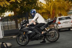Un motociclista in strada