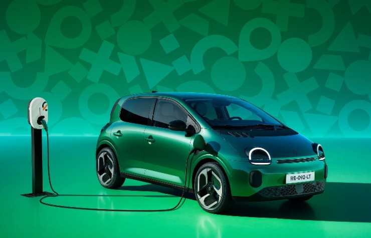 Nuova Twingo collegata a presa di ricarica