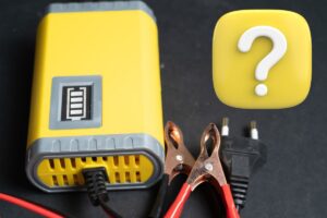 batteria moto e punto interrogativo giallo