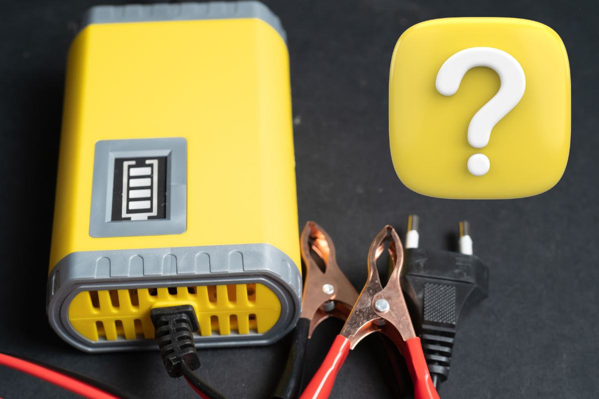 batteria moto e punto interrogativo giallo