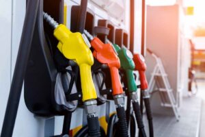 Benzina, prezzi alle stelle dopo il Ponte del 1° maggio: fino a 9 euro in più per fare il pieno