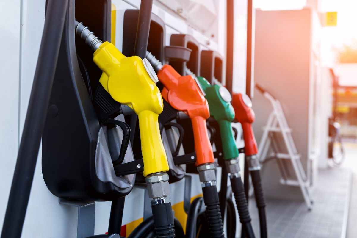 Benzina, prezzi alle stelle dopo il Ponte del 1° maggio: fino a 9 euro in più per fare il pieno